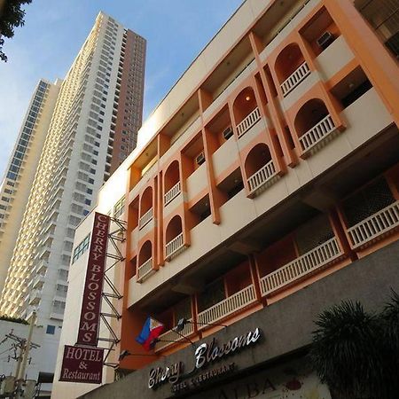 Cherry Blossoms Hotel Манила Екстериор снимка