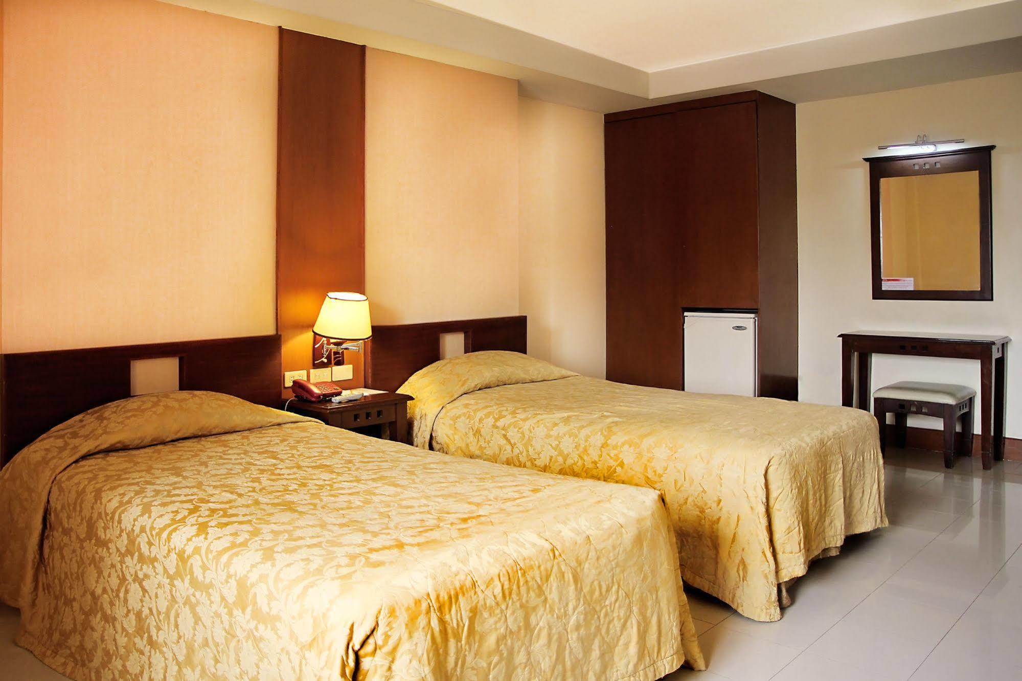 Cherry Blossoms Hotel Манила Екстериор снимка