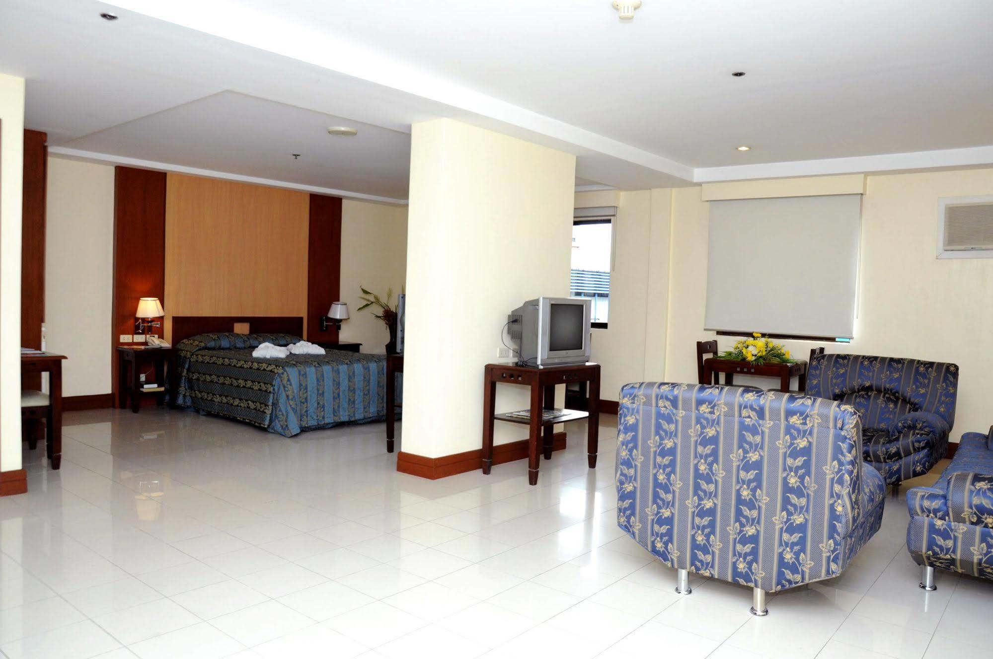 Cherry Blossoms Hotel Манила Екстериор снимка