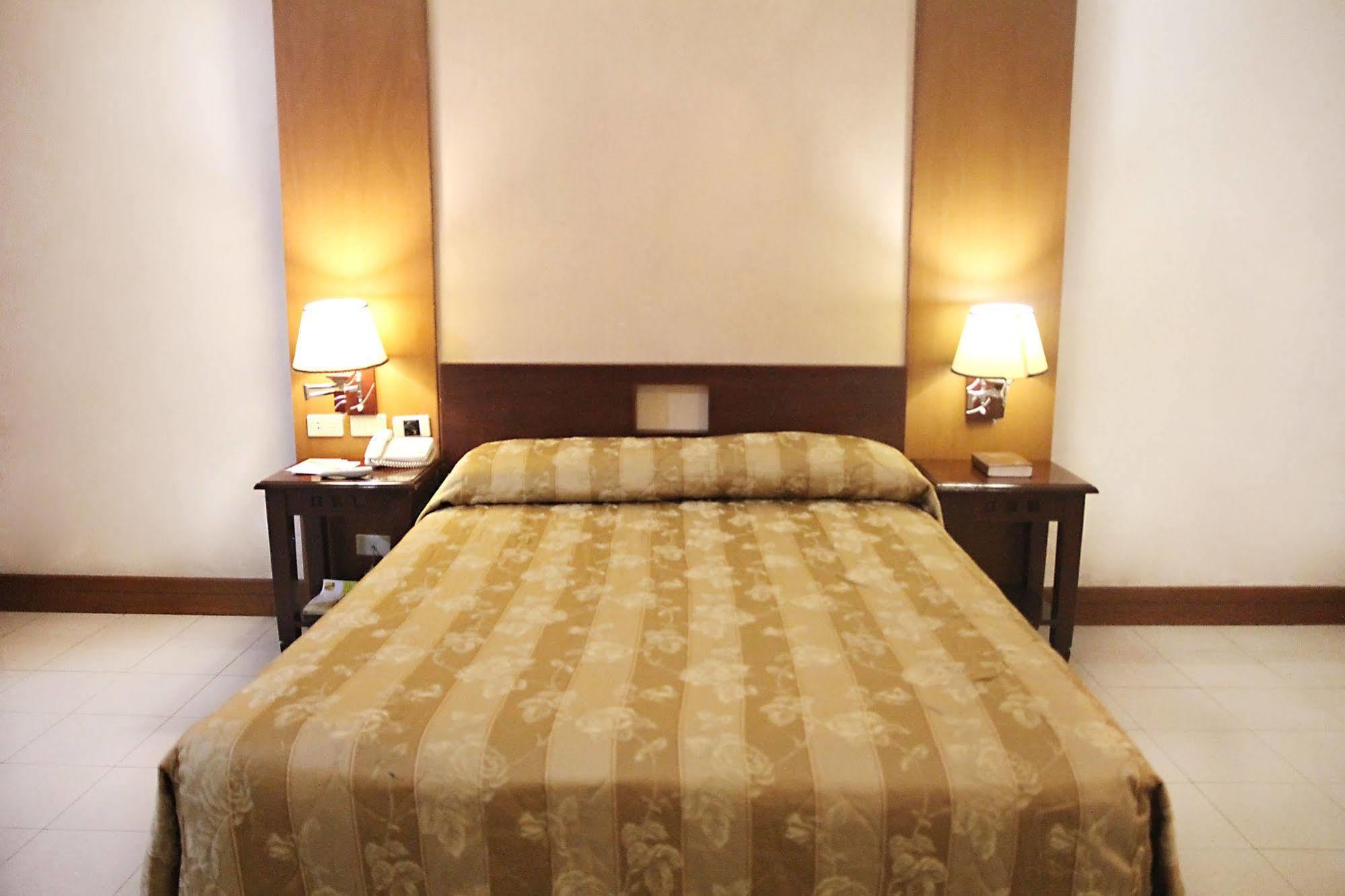 Cherry Blossoms Hotel Манила Екстериор снимка