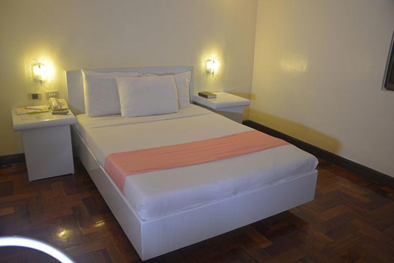 Cherry Blossoms Hotel Манила Екстериор снимка